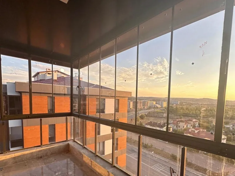 İş merkezi cephe giydirme — Alüminyum curtain wall sistemi. Zafer Alüminyum Sivas uygulaması