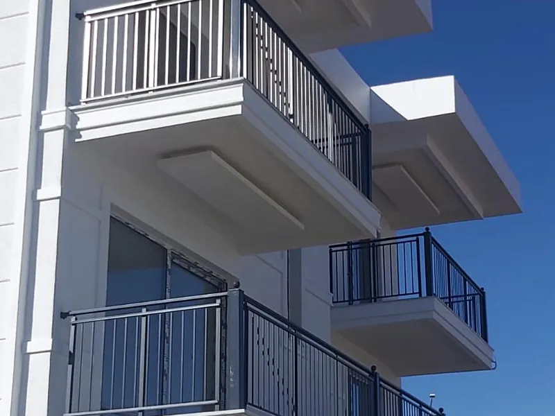 Balkon korkulukları — Apartman cephesi alüminyum korkuluk. Zafer Alüminyum Sivas uygulaması
