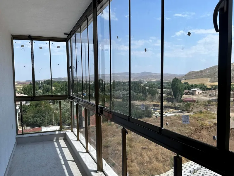 Sivas'ta uygulanmış cam balkonun içeriden görünümü