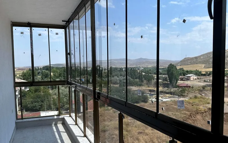 Cam balkon iç görünümü — Zafer Alüminyum Sivas uygulaması