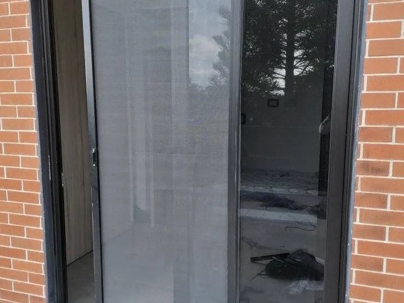 Sürme sineklikli pencere — PVC pencere ve sineklik sistemi. Zafer Alüminyum Sivas uygulaması